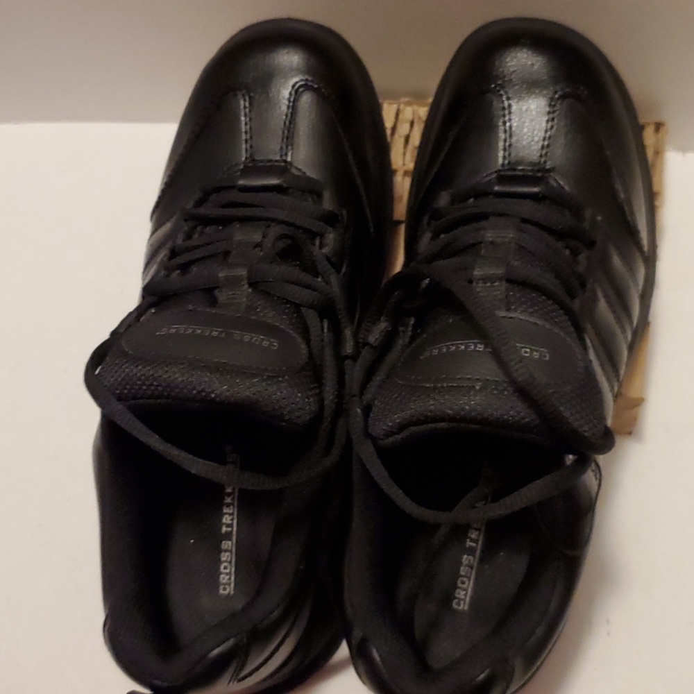 NWOT Cross trekkers